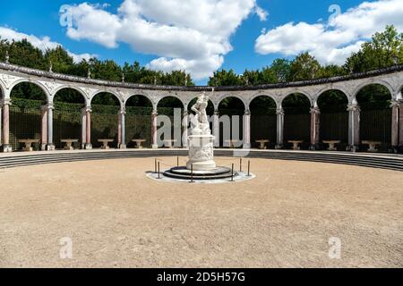 Colonnade grove dans les jardins du célèbre château de Versailles Banque D'Images