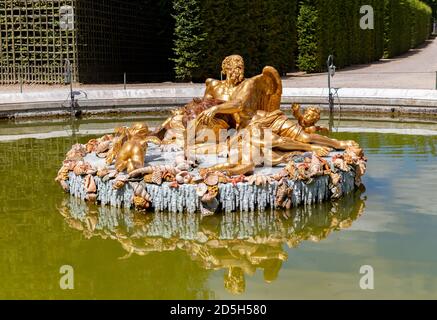 Fontaine de Saturn (ou fontaine d'hiver) Dans les jardins du Château de Versailles Banque D'Images