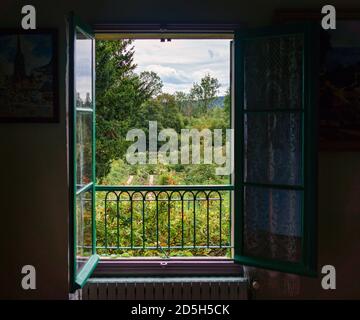 Vue sur le jardin de Monet depuis les fenêtres ouvertes de Giverny - France Banque D'Images