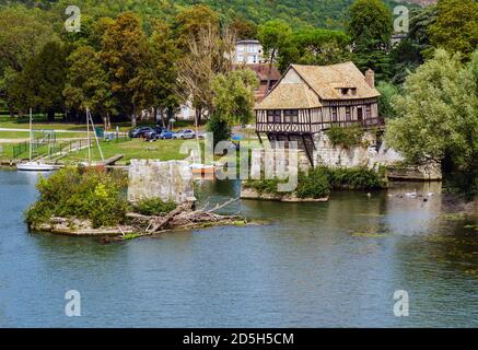 Le vieux moulin sur le pont de Vernon Broken - Vernon, Normandie, France Banque D'Images