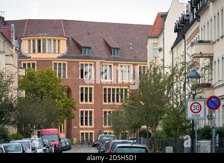 Potsdam, Allemagne. 05e octobre 2020. Immeuble d'appartements sur Heinrich-von-Kleist-Straße en direction de Kopernikusstraße. Babelsberg est le plus grand quartier de la capitale de l'État et faisait partie du district de Teltow comme ville indépendante avant 1939. Babelsberg fut créé après la fusion du nord de Neuendorf avec la colonie des tisserands et des pécheurs de Bohême et fut appelé Nowawes jusqu'en 1938. Credit: Soeren Stache/dpa-Zentralbild/ZB/dpa/Alay Live News Banque D'Images