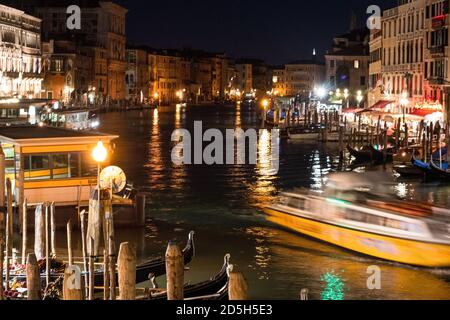 Une belle vue de nuit sur le Grand Canal et Bateaux-taxis très fréquentés à Venise Banque D'Images