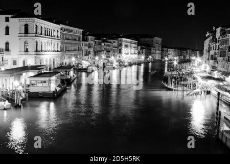 Une belle vue de nuit en noir et blanc de l' Grand Canal depuis le pont du Rialto Banque D'Images