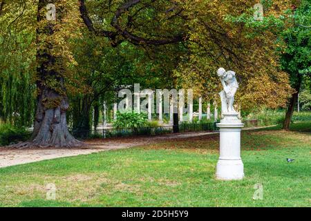 Statue le joueur de bille dans le Parc Monceau - Paris, France Banque D'Images