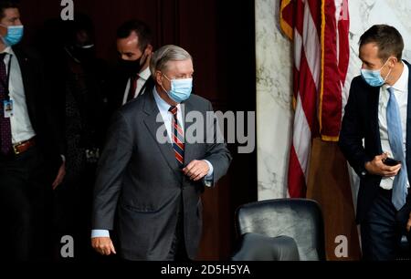 Le sénateur des États-Unis Lindsey Graham (républicain de la Caroline du Sud), président de la Commission judiciaire du Sénat américain, revient dans la salle d'audience après la pause déjeuner lors de l'audience de confirmation de la juge Amy Coney Barrett, nommée juge Associate de la Cour suprême, à la Commission judiciaire du Sénat le mardi 13 octobre, 2020. Crédit : Bill Clark/Pool via CNP/MediaPunch Banque D'Images