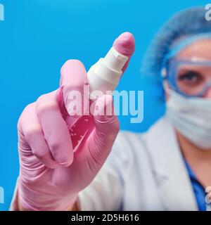 Mains avec un désinfectant pour l'hygiène des mains. Le médecin vaporise pour la désinfection d'une bouteille de gel. Concept de rester à la maison, arrêter le coronavirus Banque D'Images