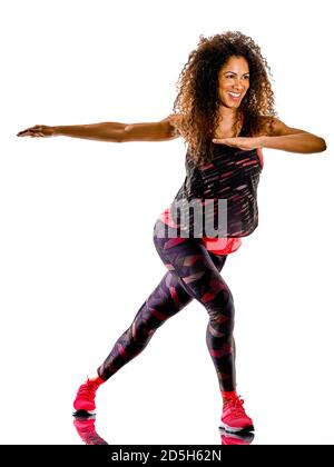 une femme africaine mixte de course mûre cardio danseuse danse exercices de fitness en studio isolé sur fond blanc Banque D'Images