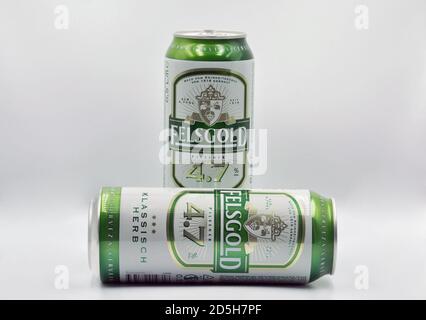 KIEV, UKRAINE - 23 JUILLET 2020 : Felsgold Klassisch Herb les canettes de bière pilsner allemandes se ferment contre le bacille blanc, se concentrent sur le premier plan. Banque D'Images