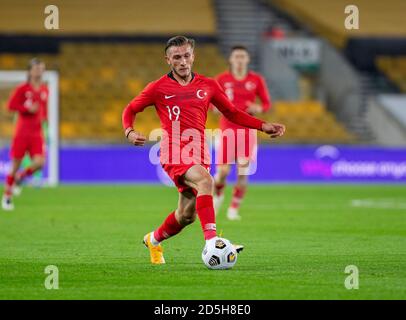 Wolverhampton, Royaume-Uni. 13 octobre 2020 ; Stade Molineux, Wolverhampton, West Midlands, Angleterre ; qualifications de championnat d'Europe de l'UEFA de moins de 21 ans, Groupe trois, Angleterre de moins de 21 ans contre Turquie de moins de 21 ans ; Serkan Asan de Turquie avec le ballon à ses pieds Credit: Action plus Sports Images/Alay Live News Banque D'Images