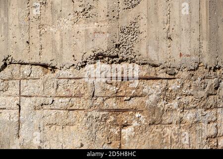 Béton armé avec renfort en acier endommagé et rouillé. Arrière-plan de la texture du mur vieilli, barres d'acier et corrosion visible du maillage Banque D'Images