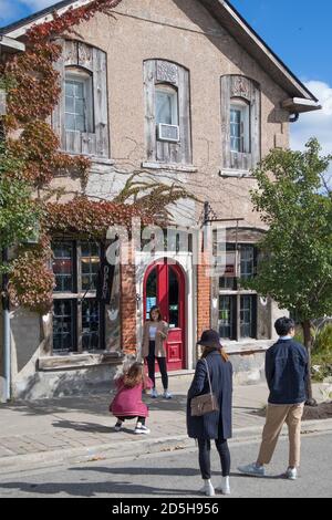 Elle prend des photos de sa petite amie à Elora, en face de la boutique Symétrie. Quelques jeunes Asiatiques voyageant ensemble. Banque D'Images