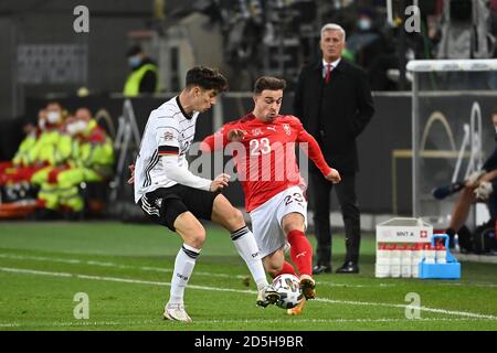 Cologne, Allemagne. Duels du 13 octobre 2020, duel entre Kai Havertz (Allemagne) et Xherdan Shaqiri (Suisse). GES/Soccer/UEFA Nations League: Allemagne - Suisse, 10/13/2020 football/Soccer: UEFA Nations League: Allemagne contre Suisse, Cologne, 13 octobre 2020 | usage dans le monde crédit: dpa/Alay Live News Banque D'Images