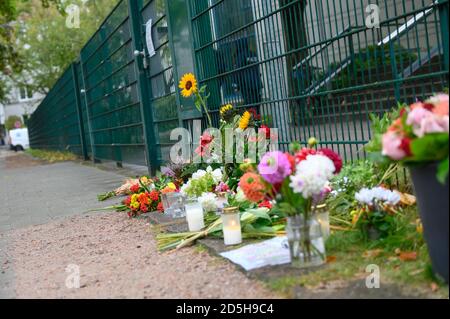 Hambourg, Allemagne. 06e octobre 2020. Les passants ont laissé des fleurs et des bougies sur les lieux du crime devant l'entrée de la synagogue. Le 4 octobre, un homme de 29 ans avait attaqué avec une bêche un étudiant juif devant la synagogue de Hambourg et l'avait gravement blessé. Credit: Jonas Walzberg/dpa/Alay Live News Banque D'Images