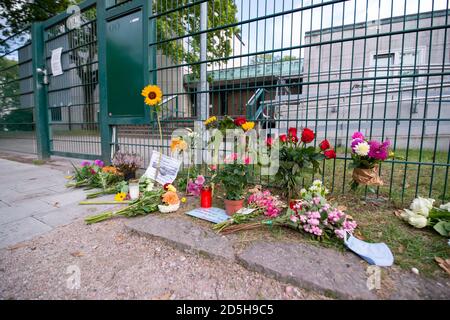 Hambourg, Allemagne. 05e octobre 2020. CORRIGE LA DATE DE CAPTURE - les passants ont laissé des fleurs et des bougies sur la scène du crime devant l'entrée de la synagogue. Le 4 octobre, un homme de 29 ans avait attaqué avec une bêche un étudiant juif devant la synagogue de Hambourg et l'avait gravement blessé. Credit: Jonas Walzberg/dpa/Alay Live News Banque D'Images