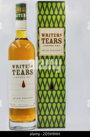 KIEV, UKRAINE - 22 AOÛT 2020: Writers Tears Irish whiskey bouteille et boîte de fermeture sur fond blanc Banque D'Images