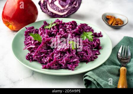 Gros plan d'une assiette avec une délicieuse salade de coleslaw végétalienne Banque D'Images