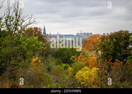 Sur l'île de Djurgården en automne dans le musée en plein air Skansen, vue vers le musée nordique, Stockholm Suède Banque D'Images