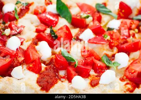 Fast food italien. Delicious pizza chaude tranchés et servis sur plateau en bois avec des ingrédients, vue en gros plan. Menu photo. Banque D'Images