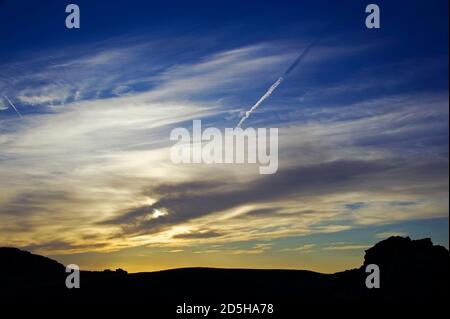 Un beau coucher de soleil sur les rives de la mer d'Azov parmi les rochers. Banque D'Images