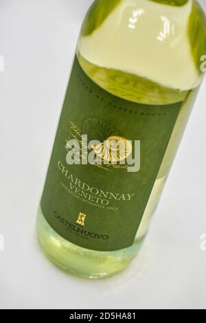 KIEV, UKRAINE - 22 AOÛT 2020: Studio Shoot of Castelnuovo del Garda Chardonnay Veneto Italien bouteille de vin blanc fermé sur fond blanc. Banque D'Images