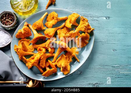 Vue de dessus d'une assiette avec chanterelles fraîches arrière-plan bleu clair Banque D'Images