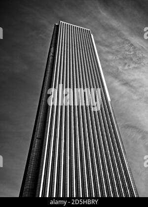 Une vue à angle bas imposant du superbe gratte-ciel Aon Center de Chicago en noir et blanc. Banque D'Images