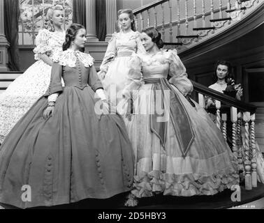 ALICIA RHETT EVELYN KEYES OLIVIA de HAVILLAND et VIVIEN LEIGH ont DISPARU AVEC LE VENT 1939 réalisateur VICTOR FLEMING roman Margaret Mitchell musique Max Steiner costumes Walter Plunkett producteur David O. Selznick Selznick International Pictures / Metro Goldwyn Mayer Banque D'Images