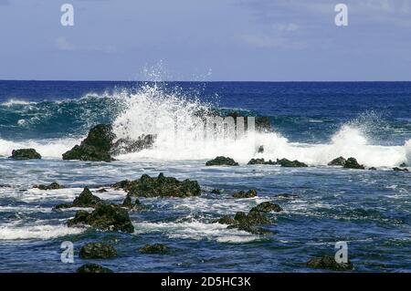 Vagues se brisant sur les rochers rugueux. Ligne Rocky Shore. Banque D'Images