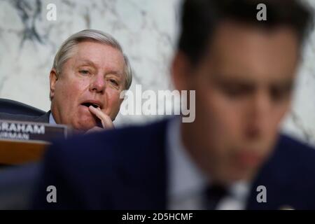 Washington, DC, États-Unis. 13 octobre 2020. WASHINGTON, DC - OCTOBRE 13: Le Président Lindsey Graham (R-SC) (L) participe à l'audience de confirmation de la Commission judiciaire du Sénat pour la nomination de la juge Amy Coney Barrett à la Cour suprême, à Capitol Hill, le 13 octobre 2020 à Washington, DC. Barrett a été nommé par le président Donald Trump pour combler le poste vacant laissé par la juge Ruth Bader Ginsburg qui est décédée en septembre. (Photo par Samuel Corum/Pool/Sipa USA) crédit: SIPA USA/Alay Live News Banque D'Images