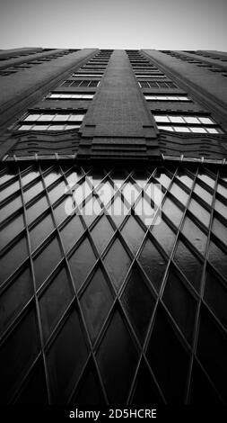 Vue à angle bas d'une transom de style Art déco en vitraux au-dessus d'une porte à Manhattan, New York Banque D'Images