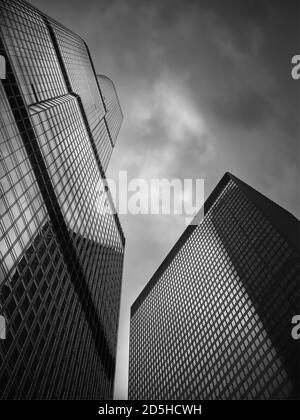 Trump Tower et Langham Hotel, Chicago. Vue en angle bas en noir et blanc Banque D'Images