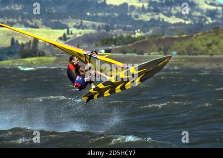 Un saïboard de niveau international sur la gorge de la rivière Colombia à l' Hood River - Oregon Banque D'Images