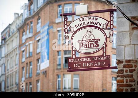 LILLE, FRANCE - 18 juillet 2013. Pâtisserie française, enseigne Boulangerie devant une boulangerie à Lille, France Banque D'Images