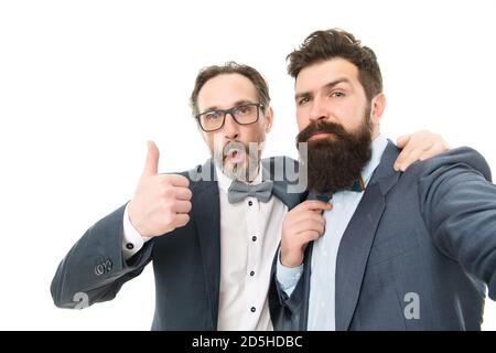 Concept Business People. Haut-parleur célèbre pour conférence d'affaires. Selfie d'amis réussis. Les entrepreneurs qui prennent le selfie ensemble. Hommes barbu gars costumes formels. Prendre des photos avec l'idole d'affaires. Banque D'Images