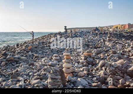 TÉNÉRIFE, ESPAGNE - 14 mars 2015. Piles de pierres empilées sur une plage de Costa Adeje, Tenerife, îles Canaries Banque D'Images