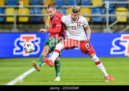 Valentin Antov de Bulgarie (L) et Mateusz Bogusz de Pologne (R) sont vus en action pendant le football U-21 Championnat d'Europe 2021 qualifications match entre la Pologne et la Bulgarie au Stade de ville de Gdynia.(score final: Pologne 1:1 Bulgarie) Banque D'Images