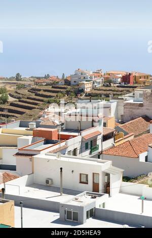 TÉNÉRIFE, ESPAGNE - 15 mars 2015. Maisons sur une colline à Ténérife, îles Canaries. Établissement rural typique de style européen espagnol Banque D'Images
