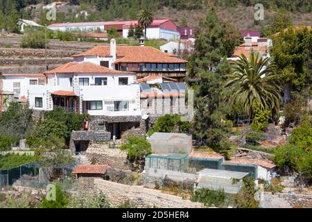 TÉNÉRIFE, ESPAGNE - 15 mars 2015. Maisons européennes de style espagnol dans un village rural, Ténérife, îles Canaries Banque D'Images