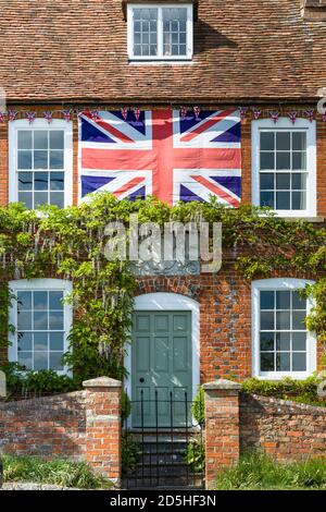 QUAINTON, Royaume-Uni - 15 mai 2020. British Union drapeau suspendu sur une maison du patrimoine à Buckinghamshire, Royaume-Uni Banque D'Images
