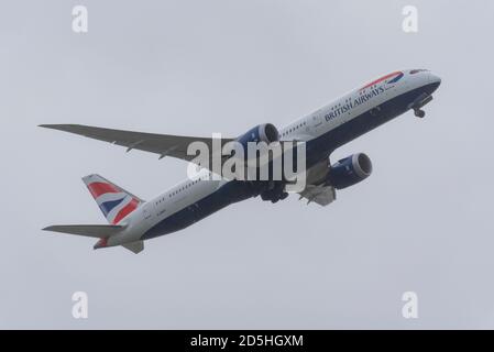 British Airways Boeing 787 Dreamliner avion de ligne de train à réaction décollage de l'aéroport de Londres Heathrow, Royaume-Uni, par temps sombre pendant la pandémie de COVID-19 Banque D'Images