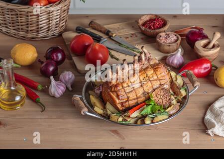 Filet de porc rôti avec côtes et légumes cuits dans la cuisine tableau Banque D'Images