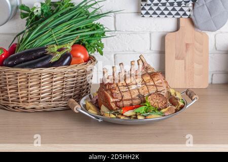 Filet de porc rôti avec côtes et légumes cuits dans la cuisine tableau Banque D'Images