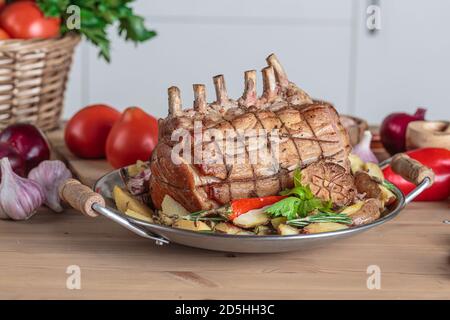 Filet de porc rôti avec côtes et légumes cuits dans la cuisine tableau Banque D'Images