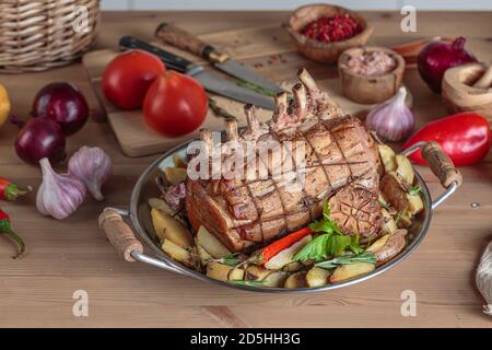 Filet de porc rôti avec côtes et légumes cuits dans la cuisine tableau Banque D'Images