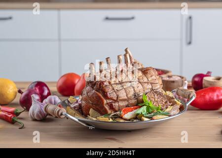 Filet de porc rôti avec côtes et légumes cuits dans la cuisine tableau Banque D'Images