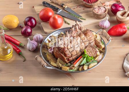 Filet de porc rôti avec côtes et légumes cuits dans la cuisine tableau Banque D'Images