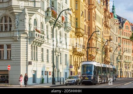 Praha: rue Masarykovo nabrezi (route de Masaryk), maisons Art Nouveau, tramway à Nove Mesto, Nouvelle ville, Praha, Prag, Prague, Tchèque Banque D'Images