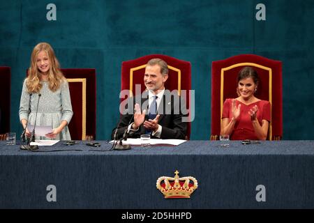 Oviedo, Espagne; 18/10/2019.- Archive photos. La famille royale espagnole, le roi Felipe VI, la reine Letizia et Infanta Sofia accomodany la princesse Leonor dans sa première participation aux prix qui portent son nom. Les prix de la princesse des Asturies 2020 seront décernés sans grand public. Le roi Felipe, la reine Letizia et Leonor arriveront à Oviedo jeudi pour la cérémonie de remise des prix qui aura lieu ce vendredi. En raison de la pandémie COVID-19 et cette fois-ci, le théâtre Campoamor ne sera pas le cadre de la cérémonie, mais la salle Covadonga de l'hôtel la Reconquista sera l'endroit où les rois seront Banque D'Images