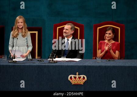 Oviedo, Espagne; 18/10/2019.- Archive photos. La famille royale espagnole, le roi Felipe VI, la reine Letizia et Infanta Sofia accomodany la princesse Leonor dans sa première participation aux prix qui portent son nom. Les prix de la princesse des Asturies 2020 seront décernés sans grand public. Le roi Felipe, la reine Letizia et Leonor arriveront à Oviedo jeudi pour la cérémonie de remise des prix qui aura lieu ce vendredi. En raison de la pandémie COVID-19 et cette fois-ci, le théâtre Campoamor ne sera pas le cadre de la cérémonie, mais la salle Covadonga de l'hôtel la Reconquista sera l'endroit où les rois seront Banque D'Images