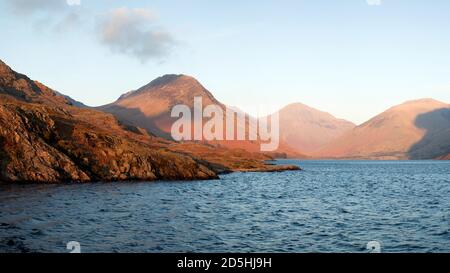 L'Wasdale Fells depuis les rives de l'eau as été au coucher du soleil, Lake District, Cumbria Banque D'Images